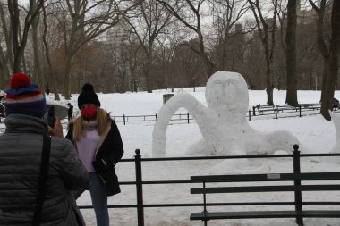 14 Şubat 2021, New York, ABD: Sevgililer Günü Central Park 'ta kutlandı. İnsanlar Sevgililer Günü 'nü danslarla kutlarken, müzikal sunumlar dinlerken, deniz aslanlarıyla eğlenirken ve Central Park, New York' ta eğlenirken görülüyorlar. 