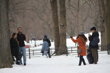 14 Şubat 2021, New York, ABD: Sevgililer Günü Central Park 'ta kutlandı. İnsanlar Sevgililer Günü 'nü danslarla kutlarken, müzikal sunumlar dinlerken, deniz aslanlarıyla eğlenirken ve Central Park, New York' ta eğlenirken görülüyorlar. 