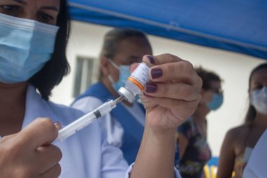 5 Şubat 2021, Sao Paulo, Brezilya: 90 yaş üstü insanlar için COVID-19 Aşı Kampanyası. Sao Paulo şehri, Coronavac ve Oxford-Astrazeneca aşılarının 90 yaş ve üzeri yaşlı insanlarda Covid-19 'a uygulanmasına başladı. 