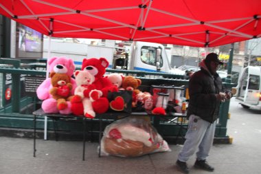 13 Şubat 2021, Harlem, New York, ABD: Sokak satıcıları Harlem 'de Sevgililer Günü için çiçek ve oyuncak ayı satıyor.   