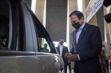 8 Şubat 2021, Sao Paulo, Brezilya: Sao Paulo Valisi COVID-19 'a karşı bir Drive-thru aşısına katıldı. Sao Paulo Valisi Joao Doria, COVID-19 'un başlangıcına katılıyor.