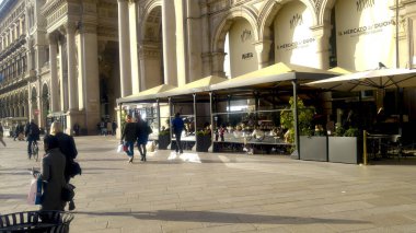 Tecrit İtalya 'da. 8 Ekim 2020, Milano, İtalya: Milano Katedrali 'nin etrafındaki insan hareketleri tecrit geri döndü. Çarşamba günü onaylanan kararname olağanüstü hal süresini 31 Ocak 2021 'e kadar uzattı..