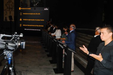 Sao Paulo Valisi ile basın toplantısı. 24 Şubat 2021, Sao Paulo, Brezilya: Sao Paulo Valisi, Joao Doria ve diğer hükümet personeli, Coronavirus ile mücadele hakkında bilgi sunar (COVID-19) 