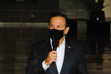 Sao Paulo Valisi ile basın toplantısı. 24 Şubat 2021, Sao Paulo, Brezilya: Sao Paulo Valisi, Joao Doria ve diğer hükümet personeli, Coronavirus ile mücadele hakkında bilgi sunar (COVID-19) 