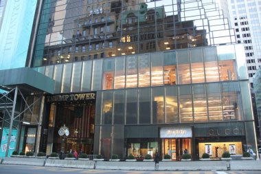 24 Şubat 2021 'de, New York, ABD: Ünlü Gucci markası kirasını 2026' nın üzerine çıkarttıktan sonra New York 'taki 5. Cadde' deki Trump Tower 'daki orijinal son kullanma tarihi onu binadaki en büyük ticari kiracı yapıyor.