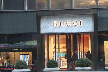 24 Şubat 2021 'de, New York, ABD: Ünlü Gucci markası kirasını 2026' nın üzerine çıkarttıktan sonra New York 'taki 5. Cadde' deki Trump Tower 'daki orijinal son kullanma tarihi onu binadaki en büyük ticari kiracı yapıyor.