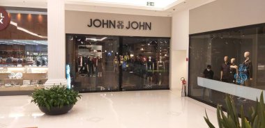 Sao Paulos COVID-19 'un yayılmasını önlemeyi planlıyor. 1 Mart 2021, Sao Paulo, Brezilya: Sao Paulo şehrinin Turuncu Aşama 'ya yeniden sınıflandırılması nedeniyle Patio Higienopolis AVM' deki dükkanlar 1 Mart Pazartesi günü akşam 8 'de kapatıldı 