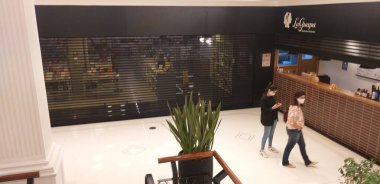 Sao Paulos COVID-19 'un yayılmasını önlemeyi planlıyor. 1 Mart 2021, Sao Paulo, Brezilya: Sao Paulo şehrinin Turuncu Aşama 'ya yeniden sınıflandırılması nedeniyle Patio Higienopolis AVM' deki dükkanlar 1 Mart Pazartesi günü akşam 8 'de kapatıldı 