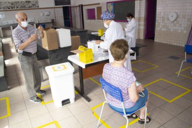  Sao Paulo 'da 80 yaşın üzerindeki yaşlı insanların aşısı. 1 Mart 2021, Sao Paulo, Brezilya: Bela Vista, Sao Paulo 'daki UBS HUMAITA' da (Temel Sağlık Birimi) 80 yaşın üzerindeki yaşlı insanlara karşı aşı