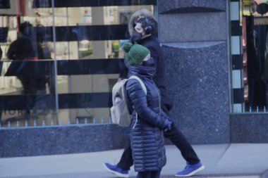  New Yorklular şiddetli soğuk havayla karşı karşıya kaldılar. 2 Mart 2021, New York, ABD: Yoğun kar yağışından birkaç gün sonra, New Yorklular yaklaşık 31 fahrenheit şiddetli bir soğuk havayla karşı karşıya kaldılar 