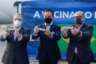 Guarulhos Havaalanı 'na yeni bir CORONAVAC- COVID-19 aşısı geldi. 4 Mart 2021, Guarulhos, Sao Paulo, Brezilya: Sao Paulo Valisi, Joao Doria, CoronaVac 'ın gelişine tanık oldu, COVID-19 aşısı.