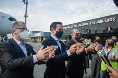 Guarulhos Havaalanı 'na yeni bir CORONAVAC- COVID-19 aşısı geldi. 4 Mart 2021, Guarulhos, Sao Paulo, Brezilya: Sao Paulo Valisi, Joao Doria, CoronaVac 'ın gelişine tanık oldu, COVID-19 aşısı.