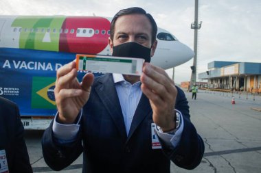 Guarulhos Havaalanı 'na yeni bir CORONAVAC- COVID-19 aşısı geldi. 4 Mart 2021, Guarulhos, Sao Paulo, Brezilya: Sao Paulo Valisi, Joao Doria, CoronaVac 'ın gelişine tanık oldu, COVID-19 aşısı.