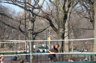 63F ile, New York 'lular güzel havanın tadını çıkarmak için Central Park' a akın ediyorlar. 9 Mart 2021, New York, ABD: 63F 'nin güzel ve güneşli havasıyla, New Yorklular eğlenmeye ve iyi havanın tadını çıkarmaya koşuyorlar