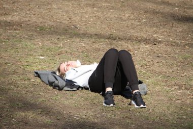 63F ile, New York 'lular güzel havanın tadını çıkarmak için Central Park' a akın ediyorlar. 9 Mart 2021, New York, ABD: 63F 'nin güzel ve güneşli havasıyla, New Yorklular eğlenmeye ve iyi havanın tadını çıkarmaya koşuyorlar