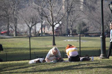 63F ile, New York 'lular güzel havanın tadını çıkarmak için Central Park' a akın ediyorlar. 9 Mart 2021, New York, ABD: 63F 'nin güzel ve güneşli havasıyla, New Yorklular eğlenmeye ve iyi havanın tadını çıkarmaya koşuyorlar