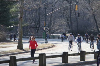 63F ile, New York 'lular güzel havanın tadını çıkarmak için Central Park' a akın ediyorlar. 9 Mart 2021, New York, ABD: 63F 'nin güzel ve güneşli havasıyla, New Yorklular eğlenmeye ve iyi havanın tadını çıkarmaya koşuyorlar