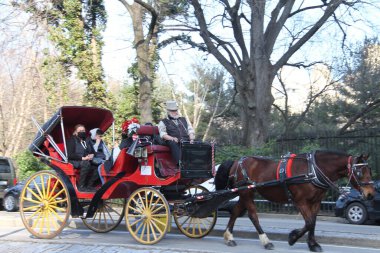 63F ile, New York 'lular güzel havanın tadını çıkarmak için Central Park' a akın ediyorlar. 9 Mart 2021, New York, ABD: 63F 'nin güzel ve güneşli havasıyla, New Yorklular eğlenmeye ve iyi havanın tadını çıkarmaya koşuyorlar