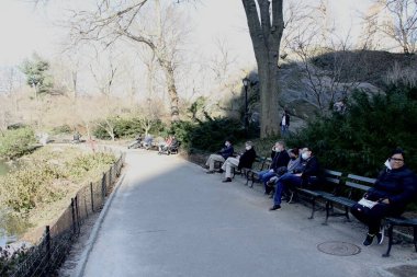 63F ile, New York 'lular güzel havanın tadını çıkarmak için Central Park' a akın ediyorlar. 9 Mart 2021, New York, ABD: 63F 'nin güzel ve güneşli havasıyla, New Yorklular eğlenmeye ve iyi havanın tadını çıkarmaya koşuyorlar