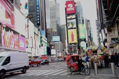 New York 'ta gün ışığı tasarrufu zamanı başlarken, insanların hareketi de başlıyor. 14 Mart 2021, New York, ABD: New Yorklular 1 saat öne almak zorunda kaldı