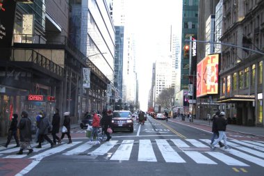 New York 'ta gün ışığı tasarrufu zamanı başlarken, insanların hareketi de başlıyor. 14 Mart 2021, New York, ABD: New Yorklular 1 saat öne almak zorunda kaldı