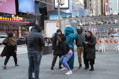New York 'ta gün ışığı tasarrufu zamanı başlarken, insanların hareketi de başlıyor. 14 Mart 2021, New York, ABD: New Yorklular 1 saat öne almak zorunda kaldı