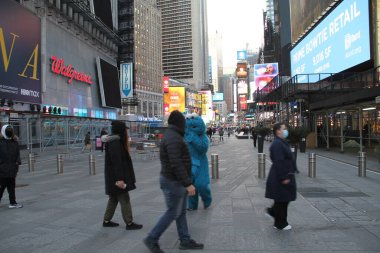 New York 'ta gün ışığı tasarrufu zamanı başlarken, insanların hareketi de başlıyor. 14 Mart 2021, New York, ABD: New Yorklular 1 saat öne almak zorunda kaldı