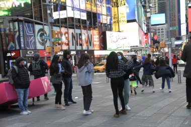 New York 'ta gün ışığı tasarrufu zamanı başlarken, insanların hareketi de başlıyor. 14 Mart 2021, New York, ABD: New Yorklular 1 saat öne almak zorunda kaldı