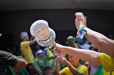  Rio de Janeiro 'da COVID-19 kısıtlayıcı önlemlerinin sona ermesini talep eden protesto. 14 Mart 2021, Rio de Janeiro, Brezilya: Protestocular Copacabana, Rio de Janeiro 'da bir protesto düzenlediler.