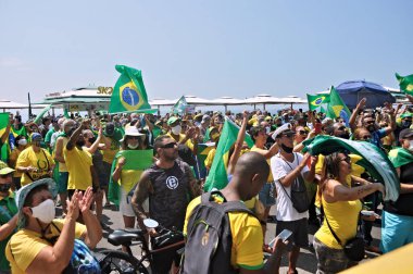  Rio de Janeiro 'da COVID-19 kısıtlayıcı önlemlerinin sona ermesini talep eden protesto. 14 Mart 2021, Rio de Janeiro, Brezilya: Protestocular Copacabana, Rio de Janeiro 'da bir protesto düzenlediler.