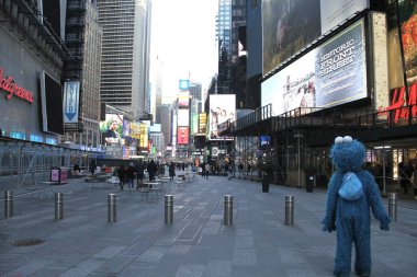 New York 'ta gün ışığı tasarrufu zamanı başlarken, insanların hareketi de başlıyor. 14 Mart 2021, New York, ABD: New Yorklular 1 saat öne almak zorunda kaldı