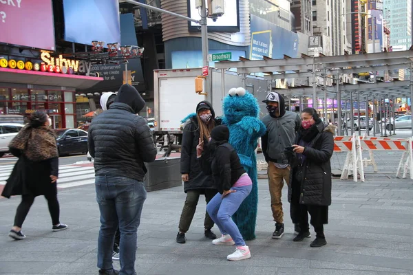 New York 'ta gün ışığı tasarrufu zamanı başlarken, insanların hareketi de başlıyor. 14 Mart 2021, New York, ABD: New Yorklular 1 saat öne almak zorunda kaldı