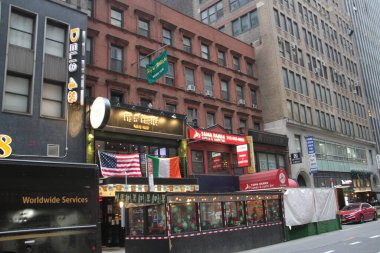 New York 'ta Aziz Patrick Günü kutlamaları. 17 Mart 2021, New York, ABD: 5. cadde boyunca Aziz Patrick Günü geçit töreni COVID-19 kısıtlamaları nedeniyle üst üste ikinci kez iptal edilse de,