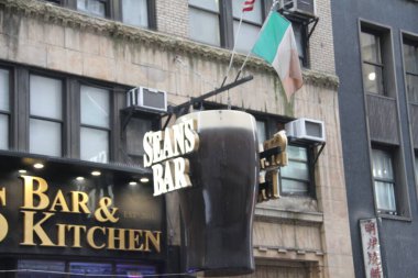 New York 'ta Aziz Patrick Günü kutlamaları. 17 Mart 2021, New York, ABD: 5. cadde boyunca Aziz Patrick Günü geçit töreni COVID-19 kısıtlamaları nedeniyle üst üste ikinci kez iptal edilse de,