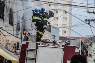 Sao Paulo 'da ticari bina alev aldı. 17 Mart 2021, Sao Paulo, Brezilya: Sao Paulo 'da iki katlı bir giyim mağazası yandı.