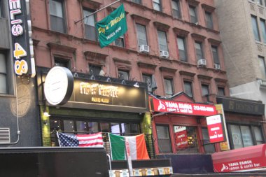 New York 'ta Aziz Patrick Günü kutlamaları. 17 Mart 2021, New York, ABD: 5. cadde boyunca Aziz Patrick Günü geçit töreni COVID-19 kısıtlamaları nedeniyle üst üste ikinci kez iptal edilse de,