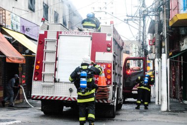 Sao Paulo 'da ticari bina alev aldı. 17 Mart 2021, Sao Paulo, Brezilya: Sao Paulo 'da iki katlı bir giyim mağazası yandı.