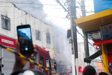 Sao Paulo 'da ticari bina alev aldı. 17 Mart 2021, Sao Paulo, Brezilya: Sao Paulo 'da iki katlı bir giyim mağazası yandı.