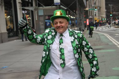 New York 'ta Aziz Patrick Günü kutlamaları. 17 Mart 2021, New York, ABD: 5. cadde boyunca Aziz Patrick Günü geçit töreni COVID-19 kısıtlamaları nedeniyle üst üste ikinci kez iptal edilse de,