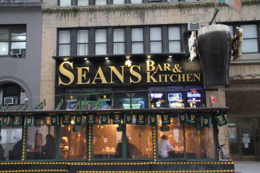 New York 'ta Aziz Patrick Günü kutlamaları. 17 Mart 2021, New York, ABD: 5. cadde boyunca Aziz Patrick Günü geçit töreni COVID-19 kısıtlamaları nedeniyle üst üste ikinci kez iptal edilse de,