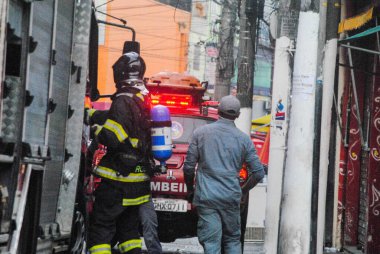 Sao Paulo 'da ticari bina alev aldı. 17 Mart 2021, Sao Paulo, Brezilya: Sao Paulo 'da iki katlı bir giyim mağazası yandı.