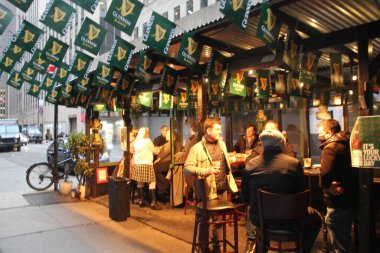 New York 'ta Aziz Patrick Günü kutlamaları. 17 Mart 2021, New York, ABD: 5. cadde boyunca Aziz Patrick Günü geçit töreni COVID-19 kısıtlamaları nedeniyle üst üste ikinci kez iptal edilse de,