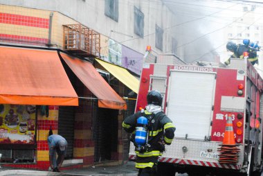 Sao Paulo 'da ticari bina alev aldı. 17 Mart 2021, Sao Paulo, Brezilya: Sao Paulo 'da iki katlı bir giyim mağazası yandı.