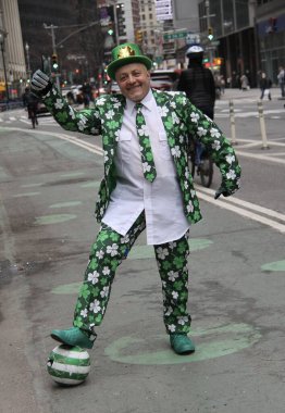 New York 'ta Aziz Patrick Günü kutlamaları. 17 Mart 2021, New York, ABD: 5. cadde boyunca Aziz Patrick Günü geçit töreni COVID-19 kısıtlamaları nedeniyle üst üste ikinci kez iptal edilse de,