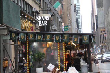 New York 'ta Aziz Patrick Günü kutlamaları. 17 Mart 2021, New York, ABD: 5. cadde boyunca Aziz Patrick Günü geçit töreni COVID-19 kısıtlamaları nedeniyle üst üste ikinci kez iptal edilse de,