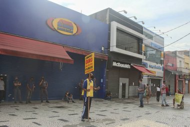  Kızıl Faz altındaki Sao Paulo COVID-19 'un ortasında. 18 Mart 2021, Sao Paulo, Brezilya: Sao Paulo, Brezilya 'da COVID-19 ölümlerinde artış olduğu için, eyalet valisi Joao Doria eyaleti Kırmızı Bölge' ye koydu. 