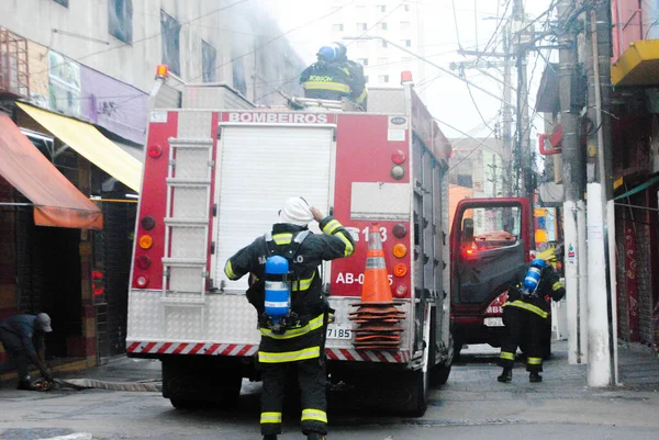 Sao Paulo 'da ticari bina alev aldı. 17 Mart 2021, Sao Paulo, Brezilya: Sao Paulo 'da iki katlı bir giyim mağazası yandı.