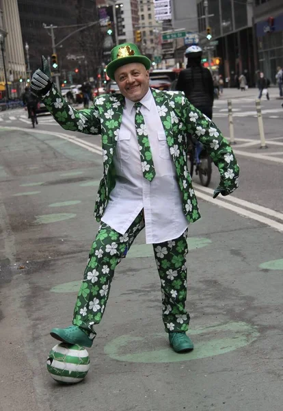 New York 'ta Aziz Patrick Günü kutlamaları. 17 Mart 2021, New York, ABD: 5. cadde boyunca Aziz Patrick Günü geçit töreni COVID-19 kısıtlamaları nedeniyle üst üste ikinci kez iptal edilse de,