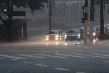 Yağmur, Sao Paulo 'daki araba akışını ve insanları etkiliyor. 19 Mart 2021, Sao Paulo, Brezilya: Nove de Julho Viaduct 'taki Sao Paulo şehrinde trafik akışını etkileyen araba ve insan hareketleri