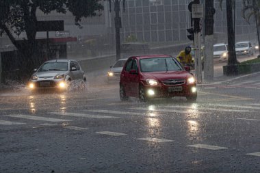 Yağmur, Sao Paulo 'daki araba akışını ve insanları etkiliyor. 19 Mart 2021, Sao Paulo, Brezilya: Nove de Julho Viaduct 'taki Sao Paulo şehrinde trafik akışını etkileyen araba ve insan hareketleri